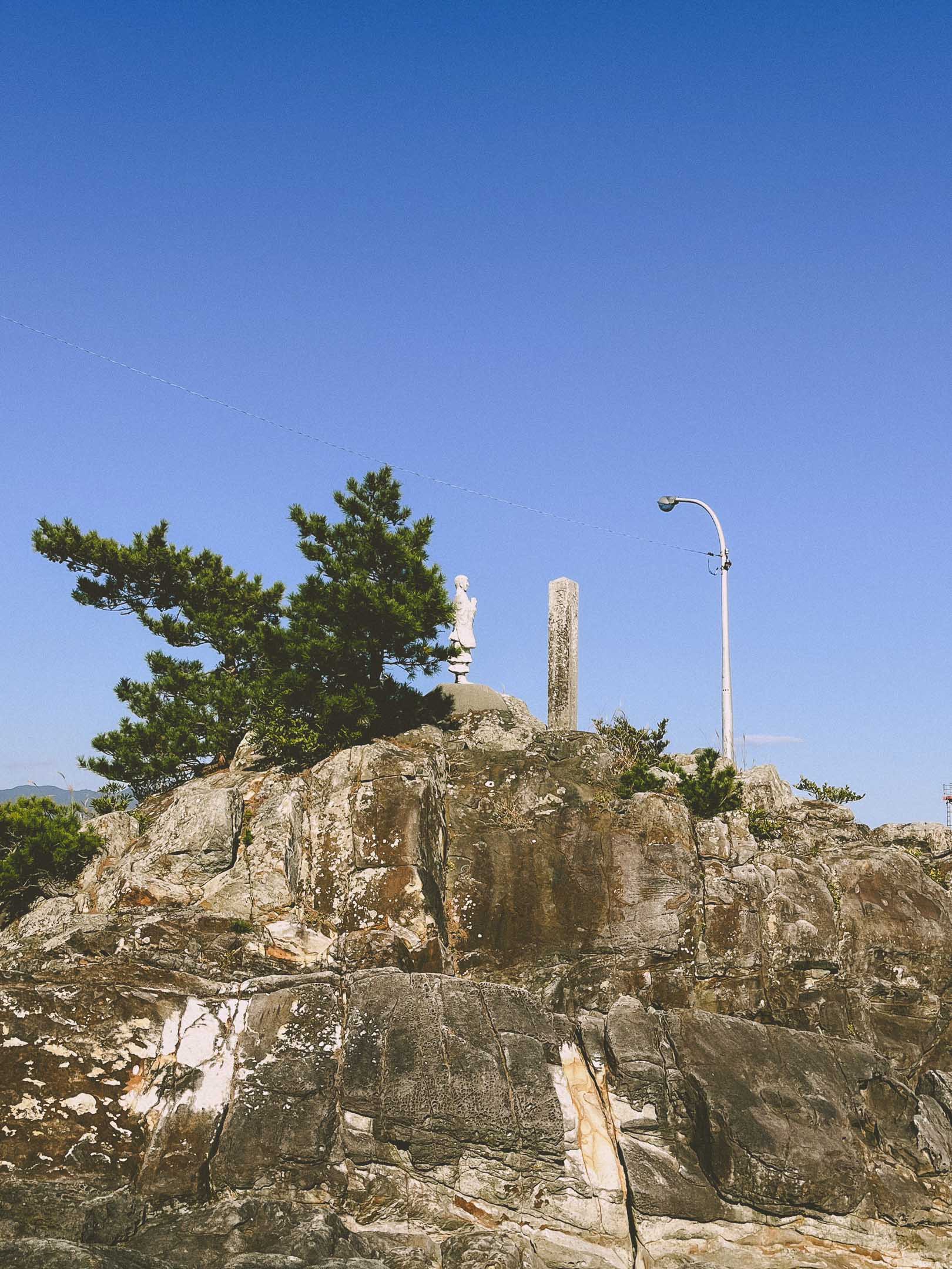 徳島県海陽町の町並み（日蓮聖人像）