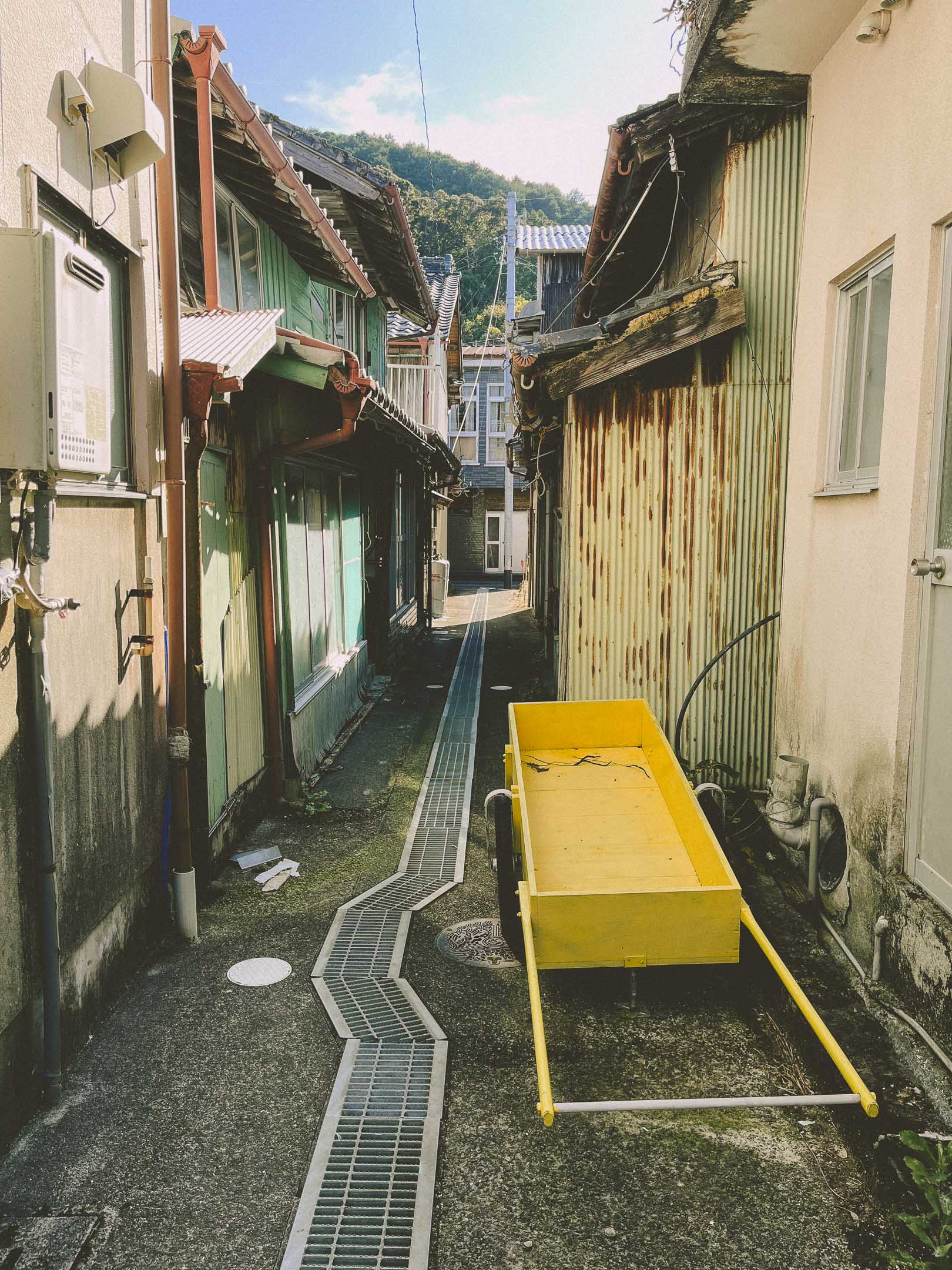 徳島県海陽町の町並み（民家が並ぶ）